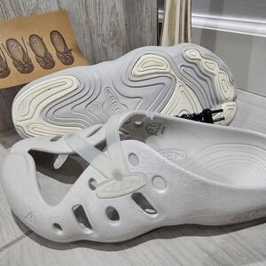 KEEN Light Gray Lightweight Foam Clogs Shoes